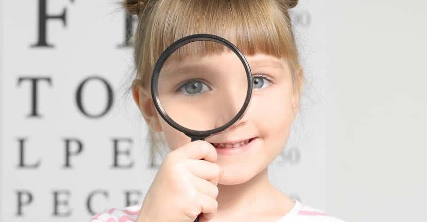 “小眼镜”问题日益凸显 青少年近视危害不容忽视