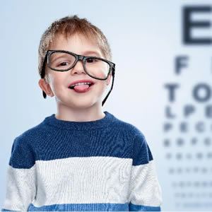 “小眼镜”问题日益凸显 青少年近视危害不容忽视